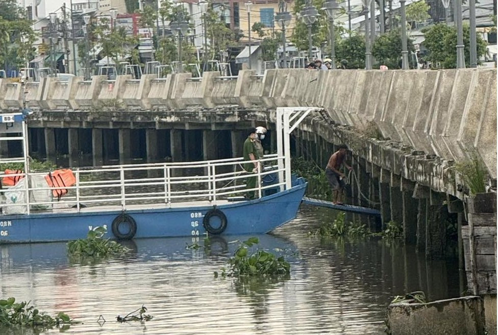 Lực lượng chức năng trục vớt thi thể nạn nhân