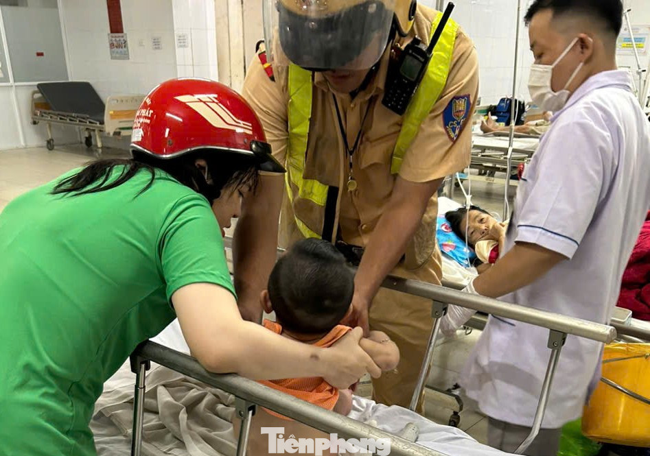 Bé trai được đưa đến bệnh viện cấp cứu kịp thời Bé trai được đưa đến bệnh viện cấp cứu kịp thời