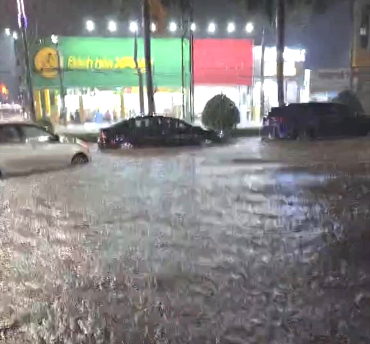 Đường ngập sâu khiến nhiều ô tô bị chết máy