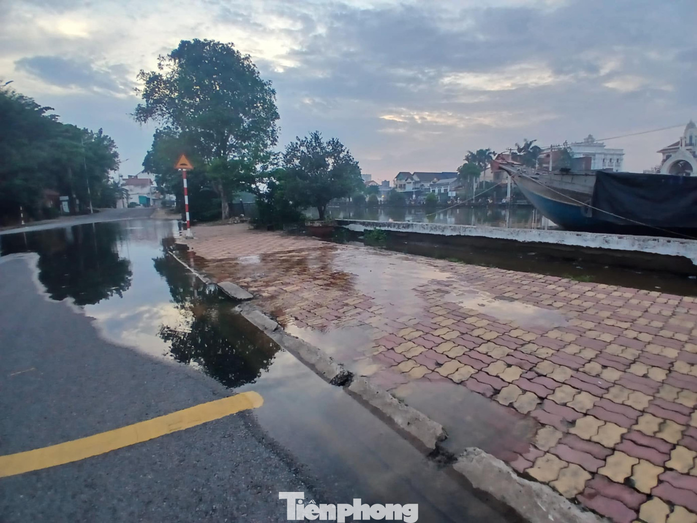 Đường ven sông ngập do triều cường Đường ven sông ngập do triều cường