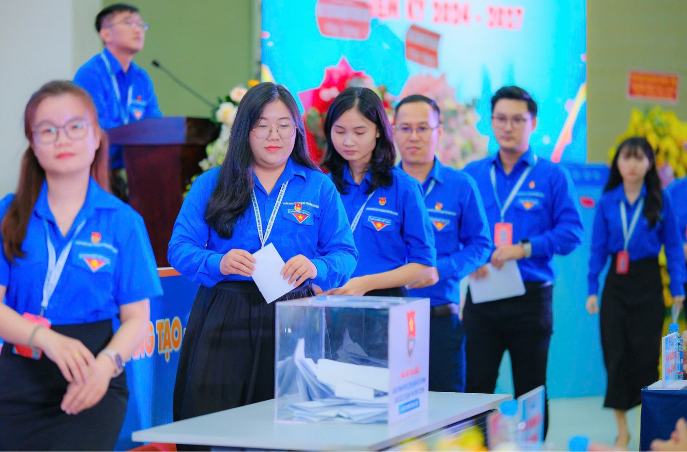 Các đại biểu bỏ phiếu bầu tại đại hội Các đại biểu bỏ phiếu bầu tại đại hội