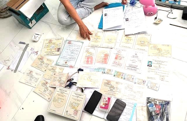 Các giấy tờ giả đã hoàn chỉnh chờ giao cho khách Ảnh: Công an Bình Dương Các giấy tờ giả đã hoàn chỉnh chờ giao cho khách Ảnh: Công an Bình Dương