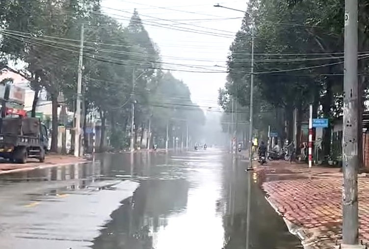 Đường Nguyễn Tri Phương (TP Thủ Dầu Một) bị ngập do triều cường. Đây là tuyến đường gần sông Sài Gòn. Đường Nguyễn Tri Phương (TP Thủ Dầu Một) bị ngập do triều cường. Đây là tuyến đường gần sông Sài Gòn.