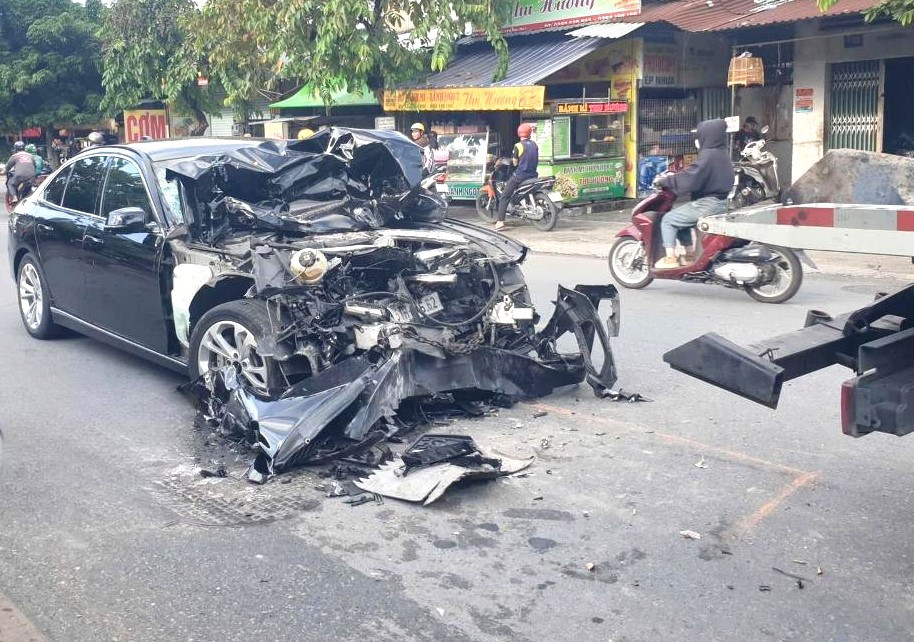 Ô tô biến dạng sau tai nạn