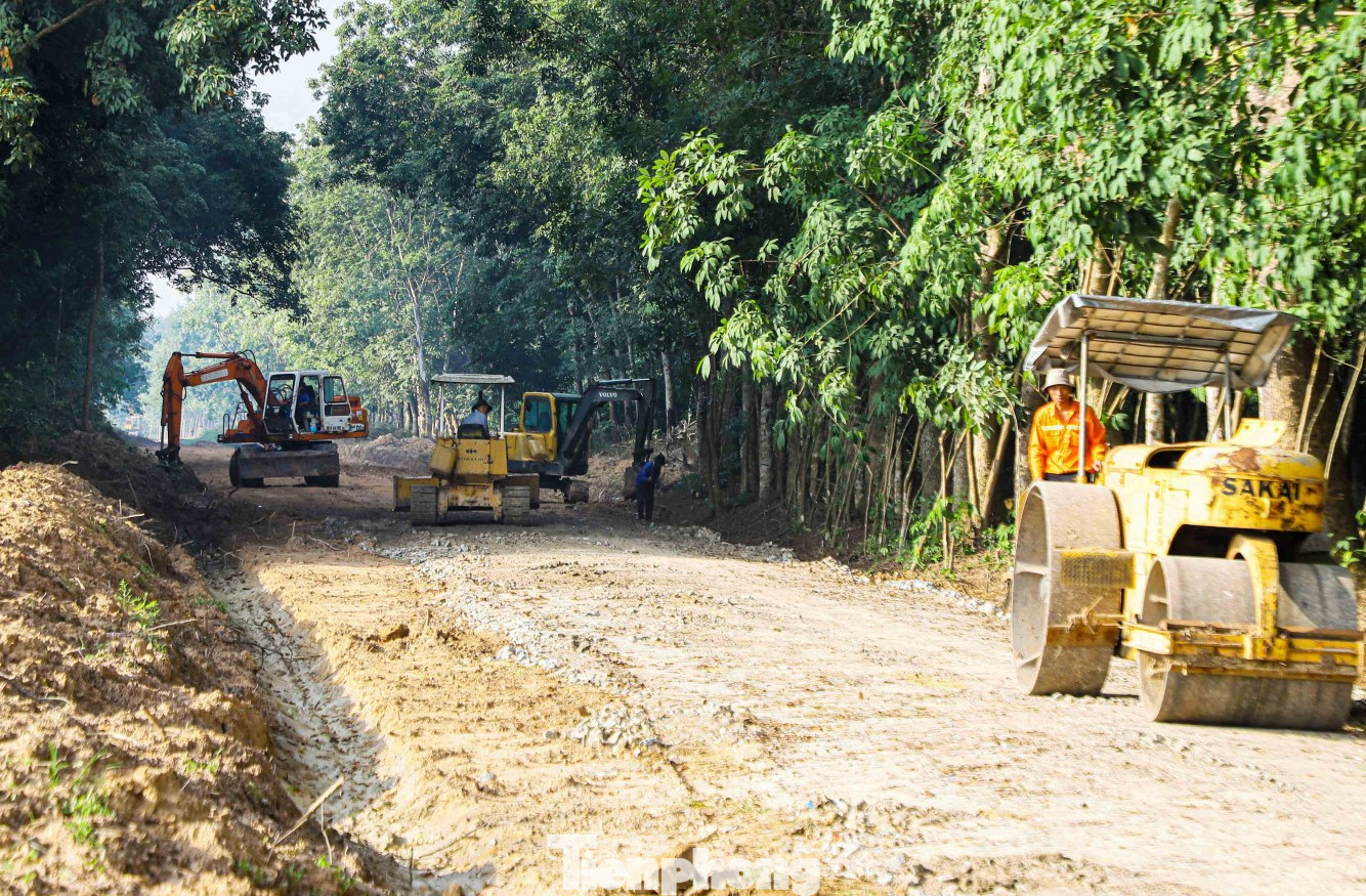 Thi công tuyến đường do người dân hiến đất, góp tiền xây dựng ở phường Chánh Phú Hòa (TP Bến Cát) Thi công tuyến đường do người dân hiến đất, góp tiền xây dựng ở phường Chánh Phú Hòa (TP Bến Cát)