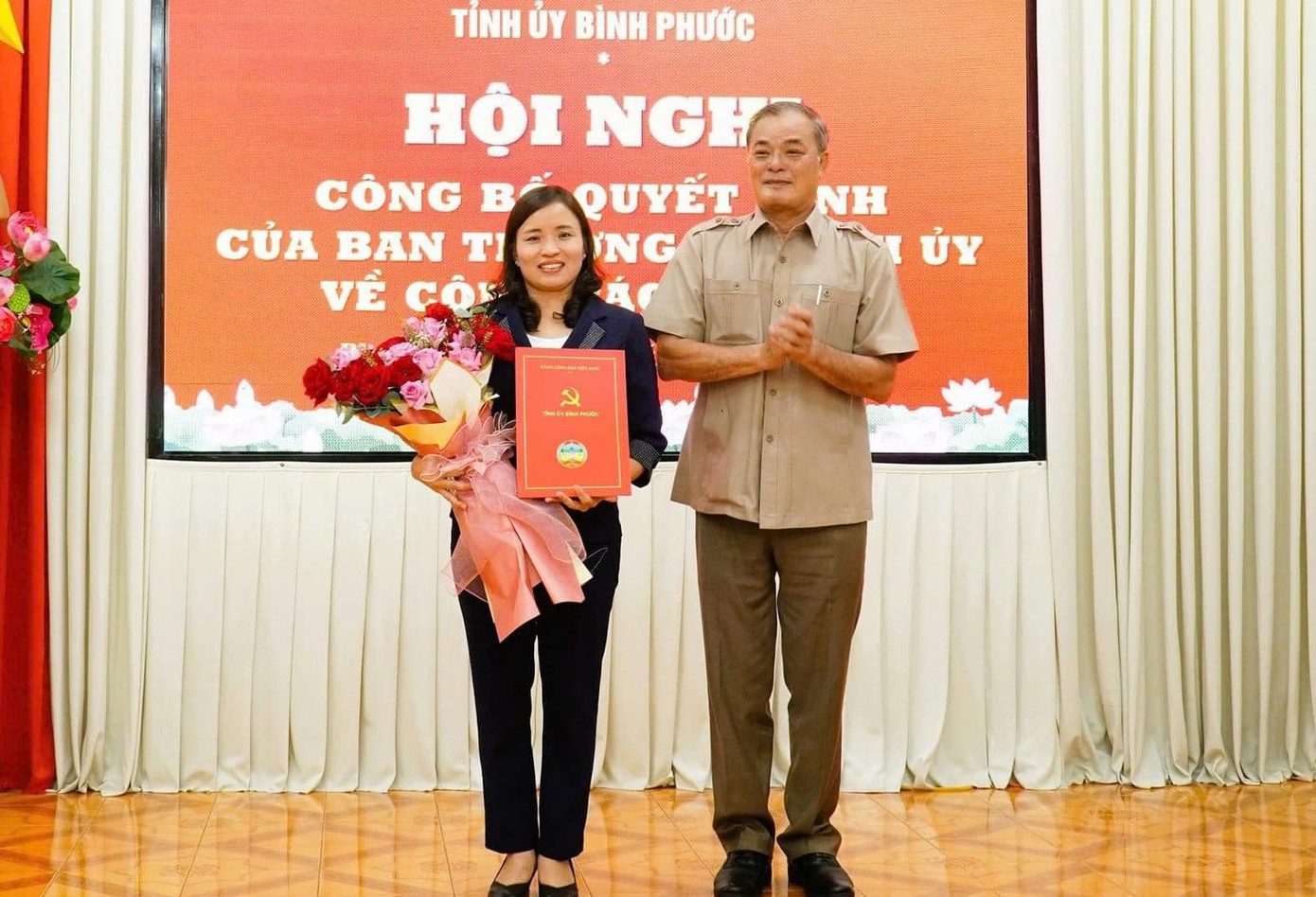 Bà Nguyễn Thị Loan nhận quyết định