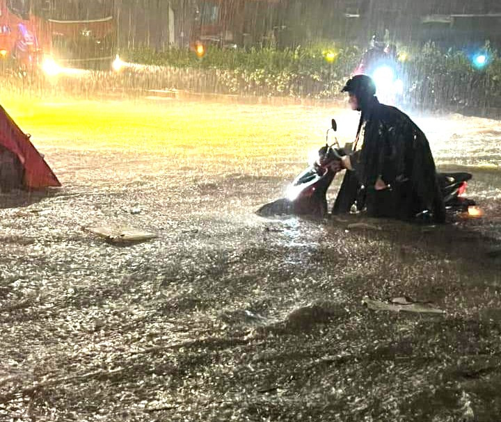 Đường Mỹ Phước Tân Vạn, đoạn qua TP. Dĩ An bị ngập lút bánh xe