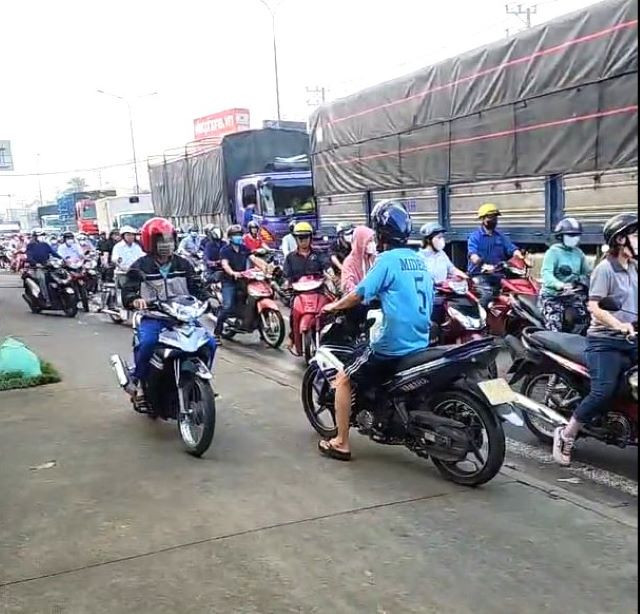 Giao thông qua khu vực gặp khó khăn Ảnh: CTV Giao thông qua khu vực gặp khó khăn Ảnh: CTV