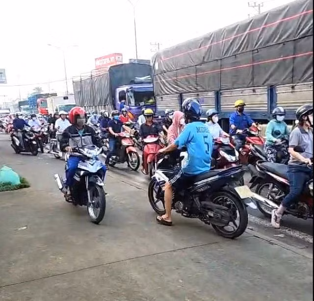 Giao thông qua khu vực gặp khó khăn Ảnh: CTV Giao thông qua khu vực gặp khó khăn Ảnh: CTV