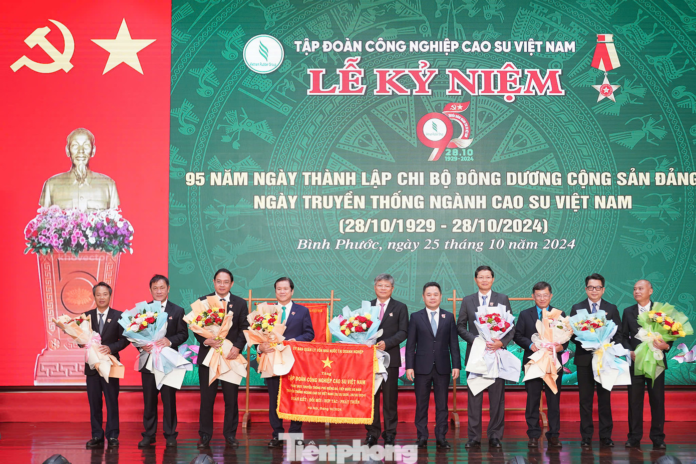 Ủy Ban Quản lý vốn Nhà nước tại Doanh nghiệp tặng Cờ thi đua cho VRG