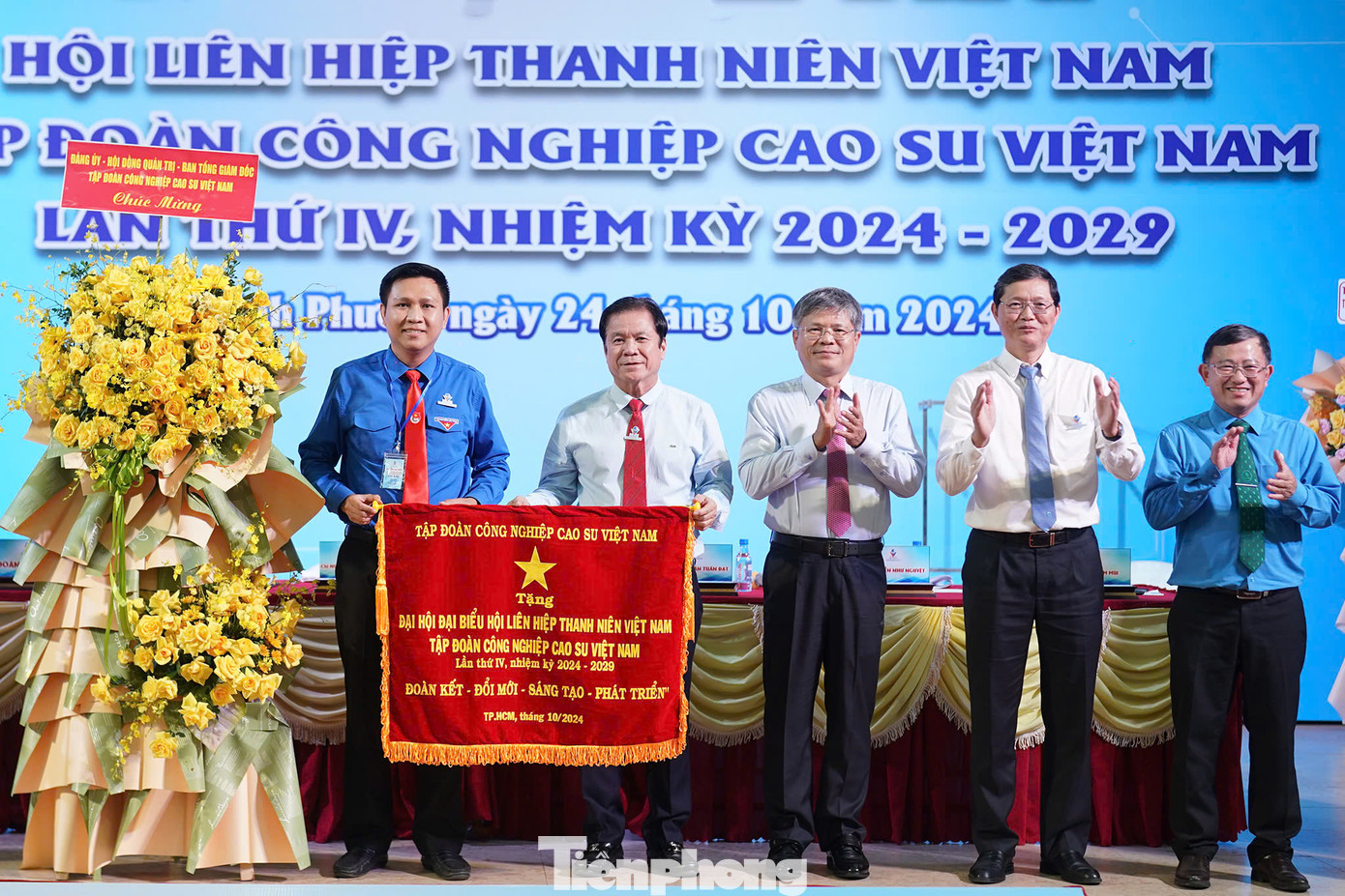 Ban lãnh đạo VRG trao bức trướng và tặng hoa chúc mừng Đại hội