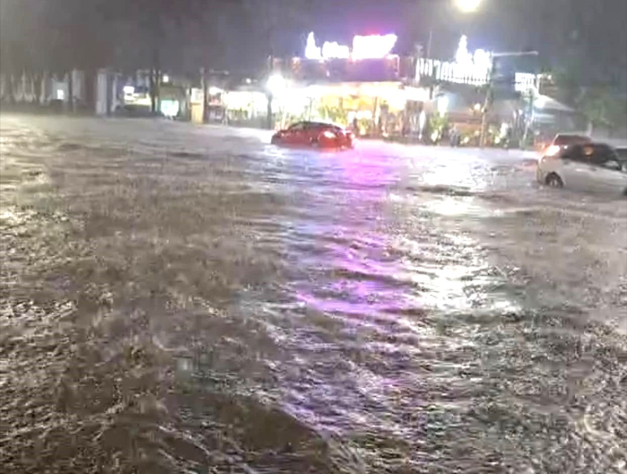 Ô tô bị nước nhấn chìm trên đường Hùng Vương