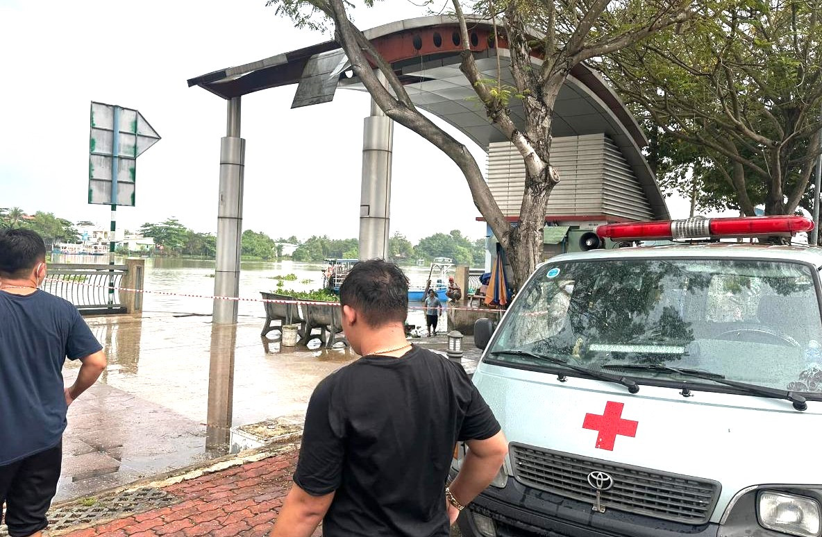 Khu vực bến phà Phú Cường được phong tỏa tạm thời để trục vớt thi thể nạn nhân