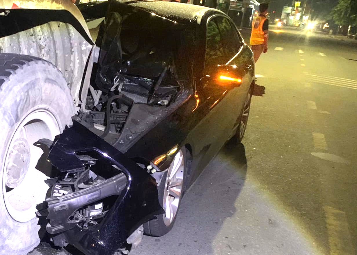 Ô tô 5 chỗ dính chặt vào đuôi xe bồn sau va chạm