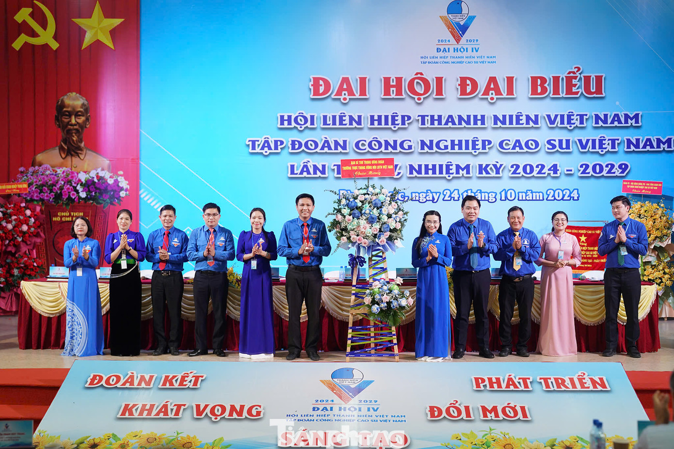 Chị Nguyễn Phạm Duy Trang – Bí thư BCH Trung ương Đoàn, Chủ tịch Hội đồng Đội Trung ương tặng hoa chúc mừng đại hội. Ảnh: Phạm Nguyễn