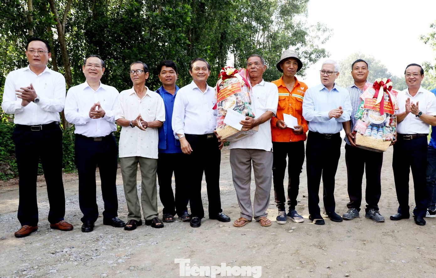 Lãnh đạo tỉnh Bình Dương và TP Bến Cát tặng quà cho người dân hiến đất, góp tiền làm đường Lãnh đạo tỉnh Bình Dương và TP Bến Cát tặng quà cho người dân hiến đất, góp tiền làm đường