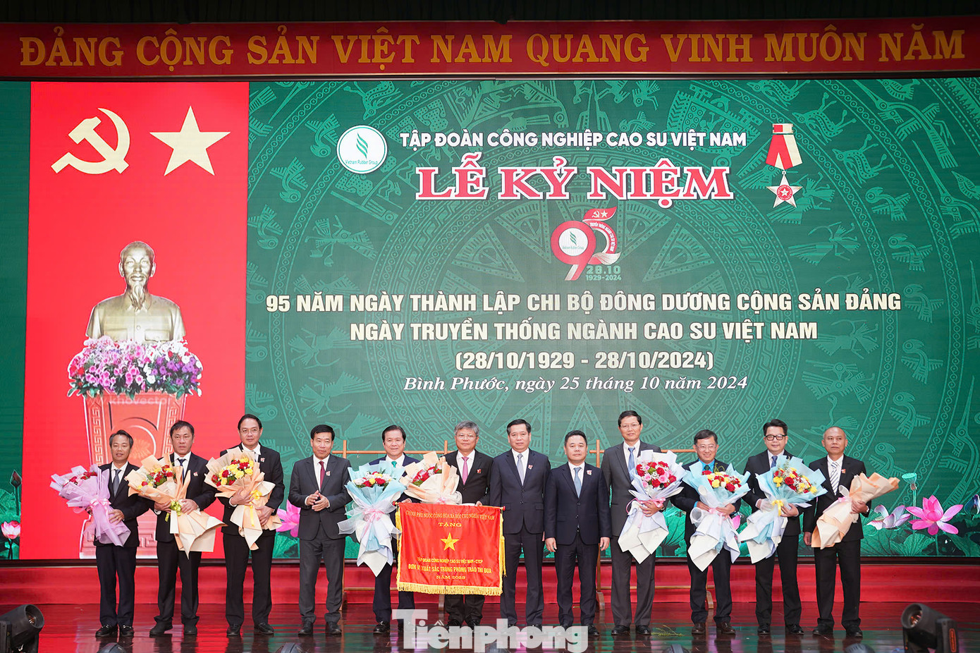 Thủ tướng Chính phủ tặng cờ thi đua cho VRG