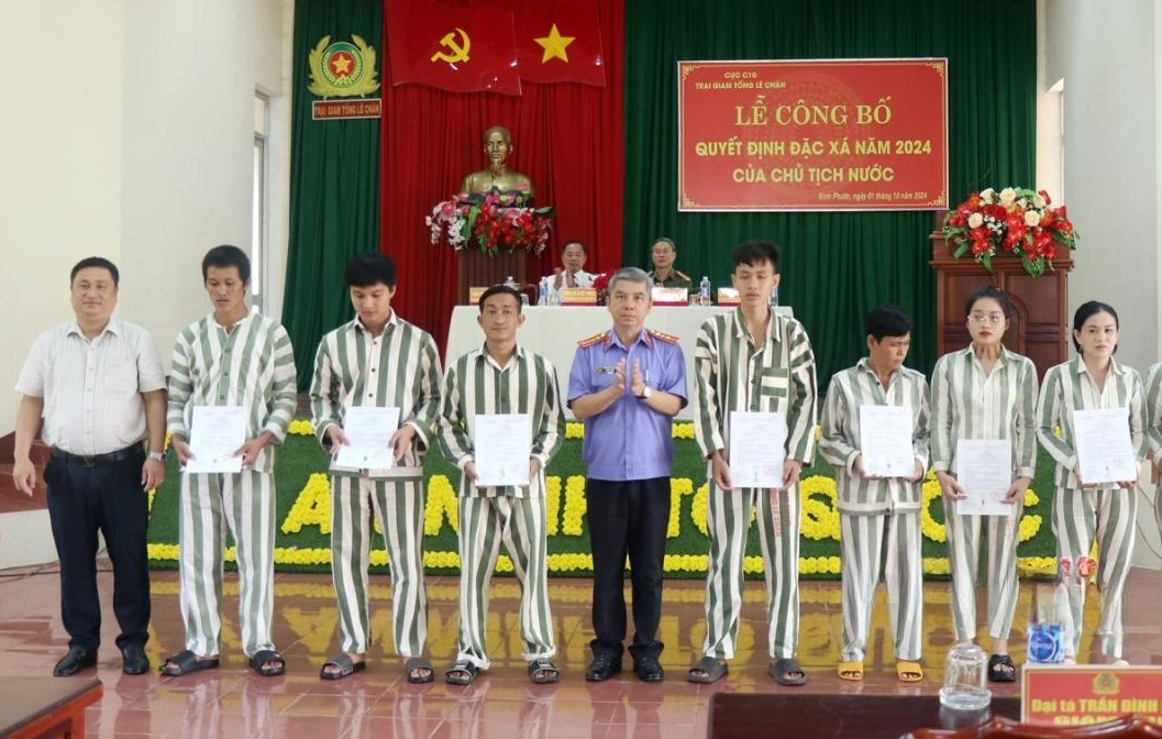 Phạm nhân tại Trại giam Tống Lê Chân nhận quyết định đặc xá