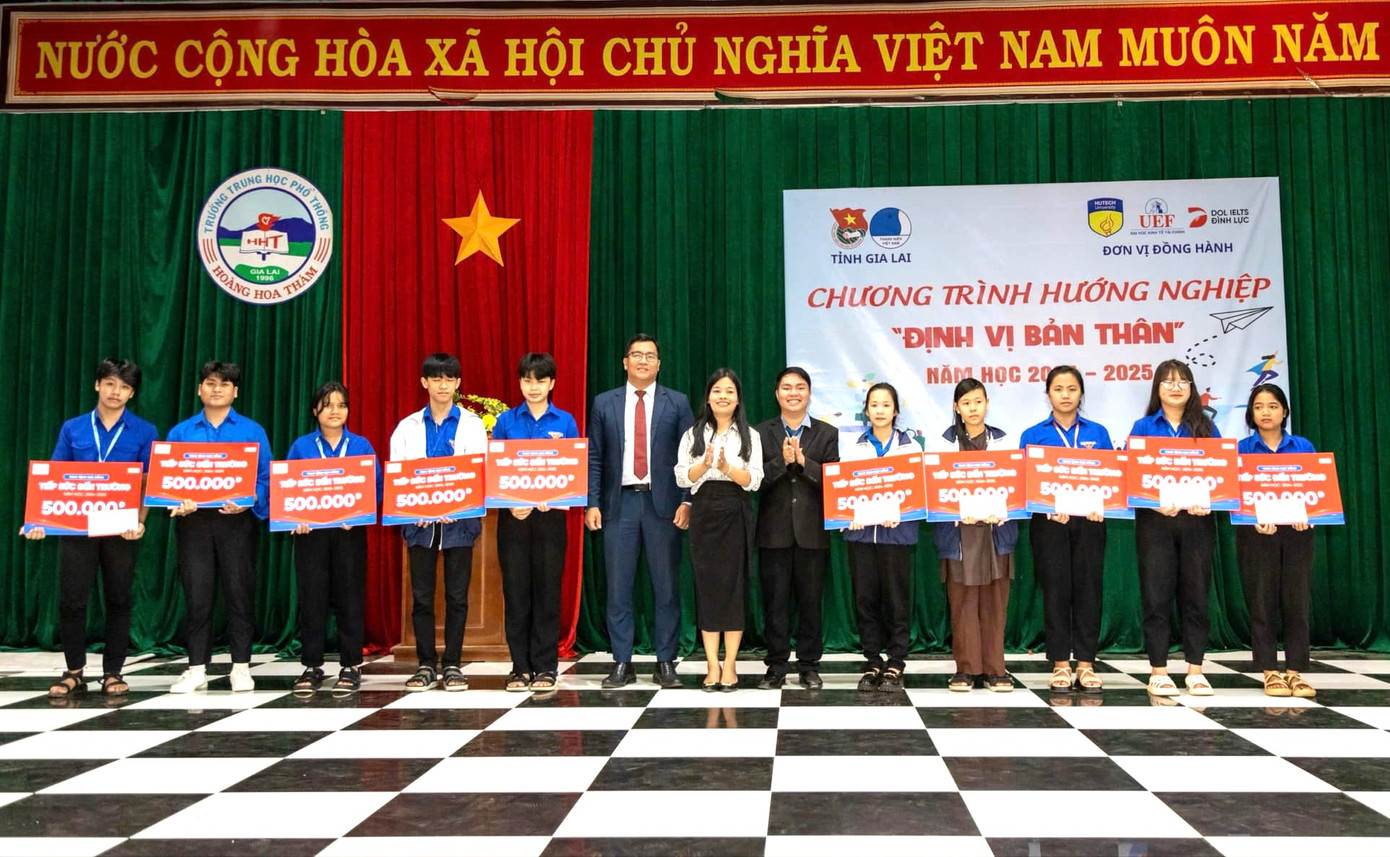 Trao học bổng cho các em học sinh có hoàn cảnh khó khăn tại tỉnh Gia Lai