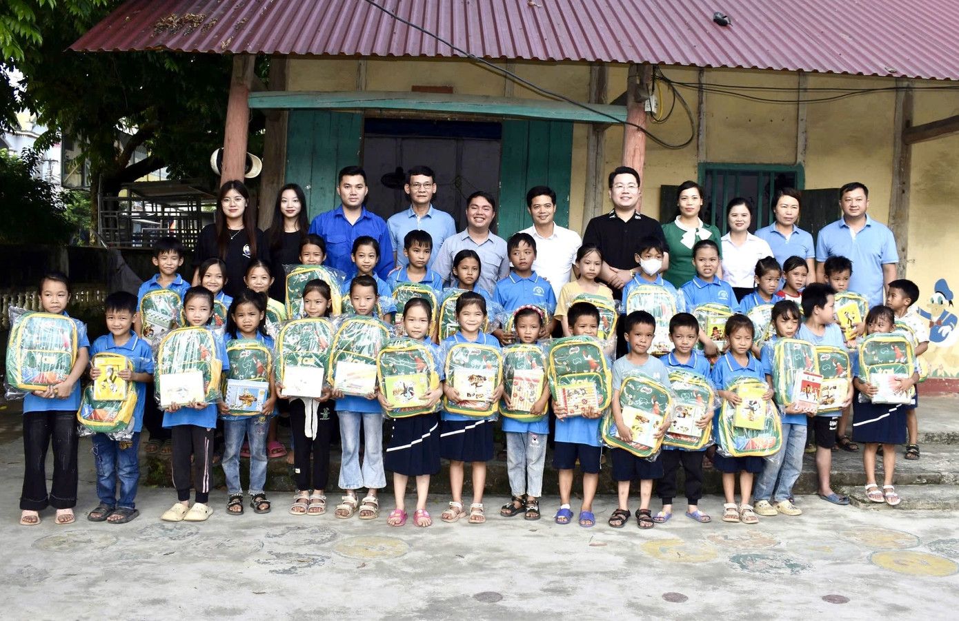 Tặng balo và vở cho các em học sinh tại Trường Tiểu học Hòa Phú.