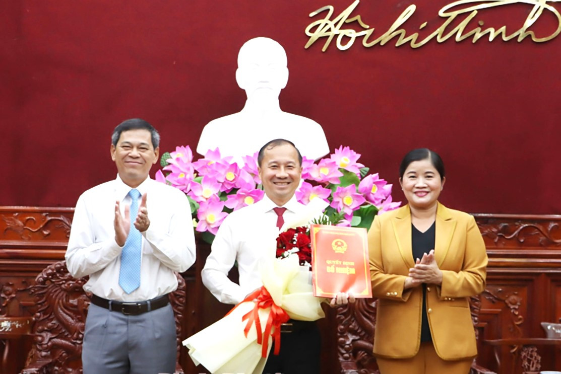 Ông Nguyễn Anh Tuấn (giữa) tân Giám đốc Sở Giao thông Vận tải tỉnh Bình Phước