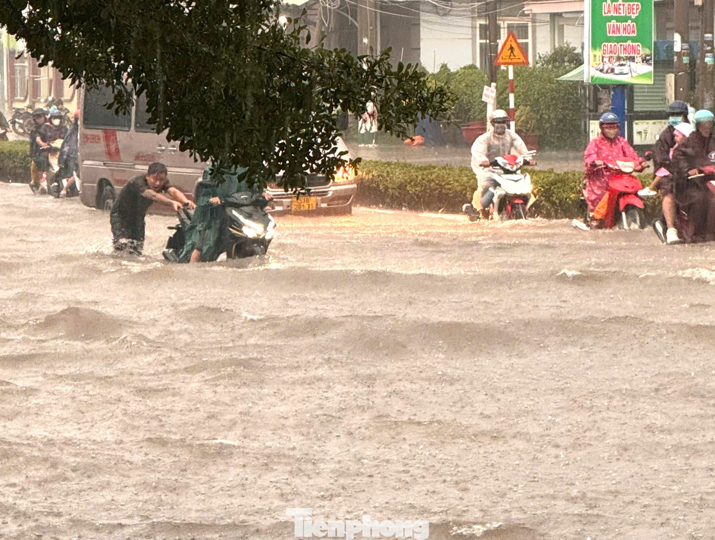 Người dân vất vả trở về nhà trong cơn mưa lớn
