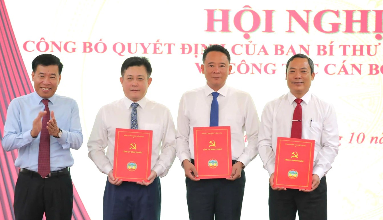 Bí thư Tỉnh ủy Bình Phước Nguyễn Mạnh Cường (bìa trái) trao quyết định cho các cán bộ Bí thư Tỉnh ủy Bình Phước Nguyễn Mạnh Cường (bìa trái) trao quyết định cho các cán bộ