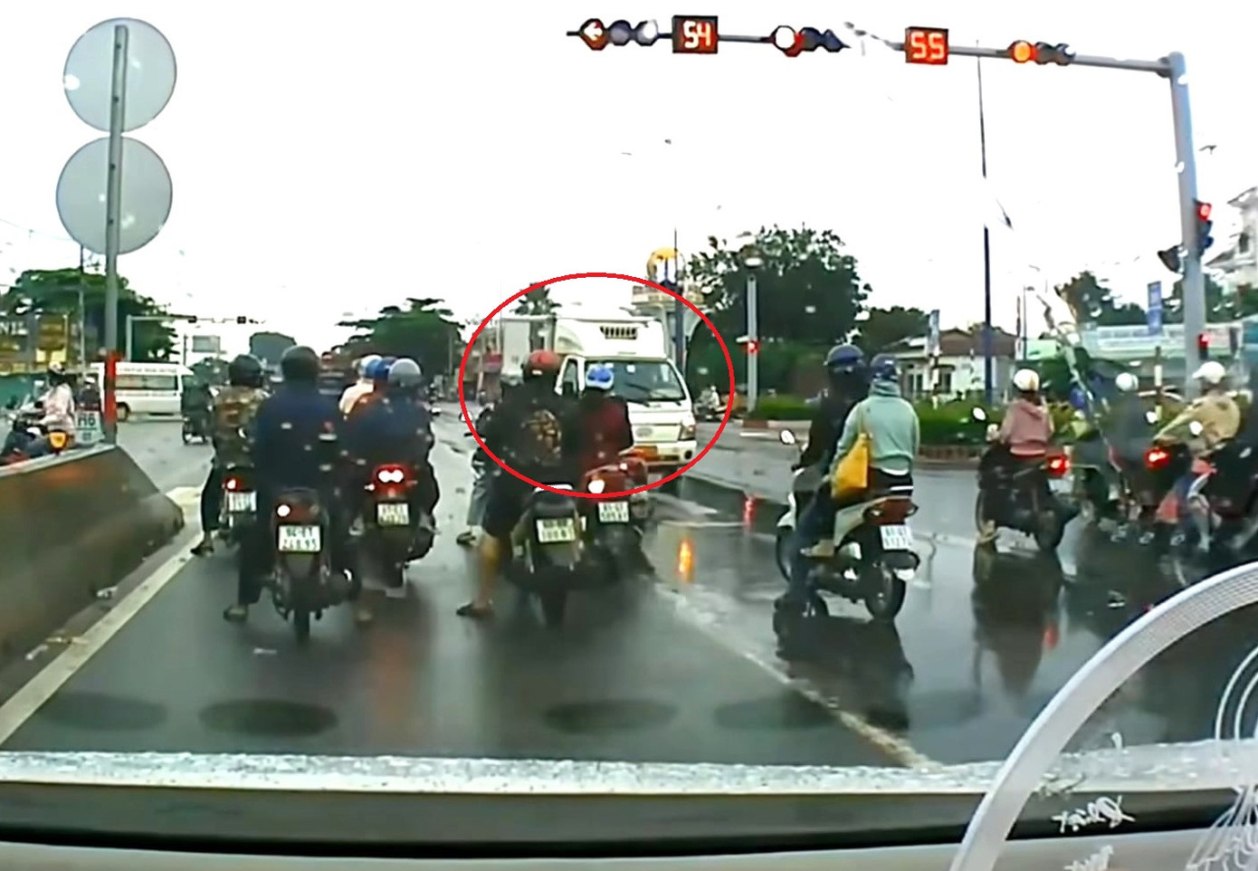 Chiếc xe tải đi ngược chiều bất chấp có nhiều phương tiện đang dừng chờ đèn đỏ.