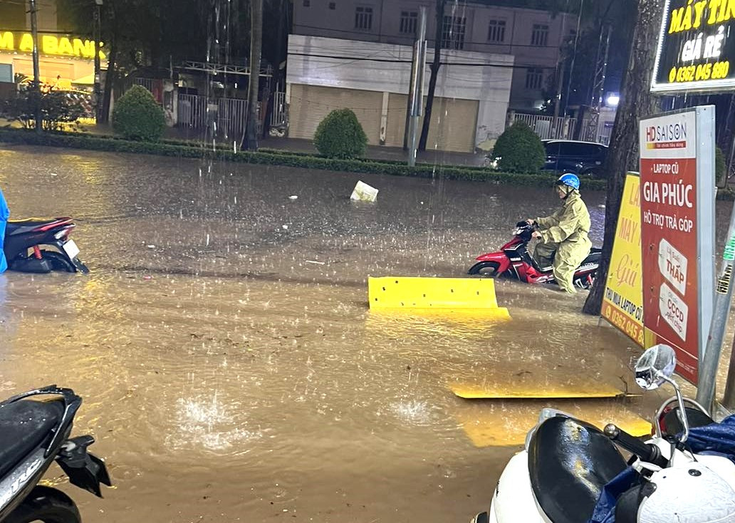 Đường Hùng Vương ngập sâu