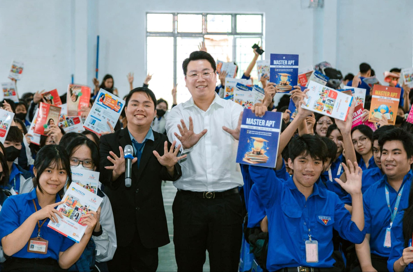 Các em học sinh hào hứng tham gia chương trình tư vấn hướng nghiệp