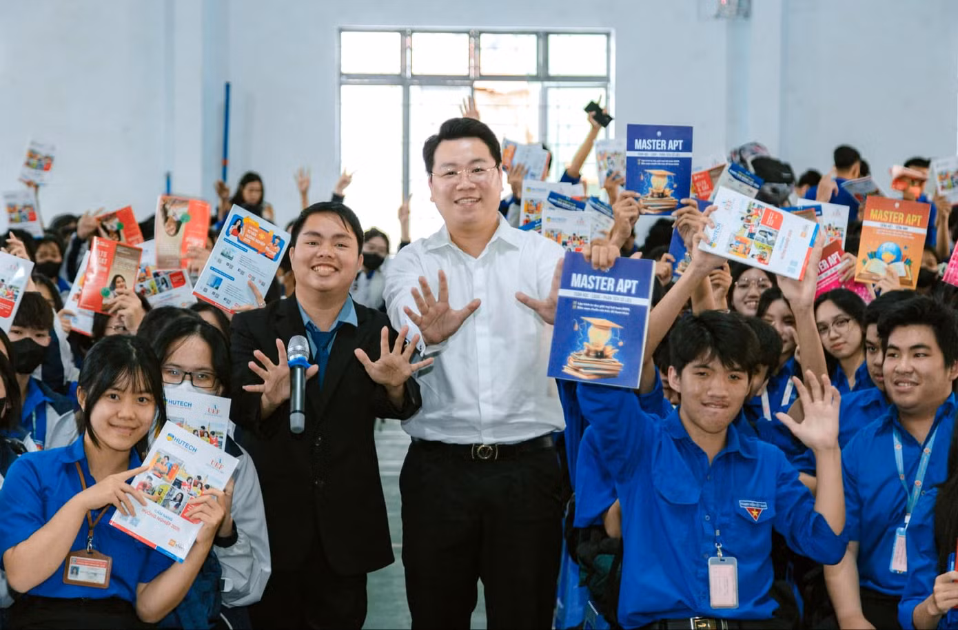 Các em học sinh hào hứng tham gia chương trình tư vấn hướng nghiệp