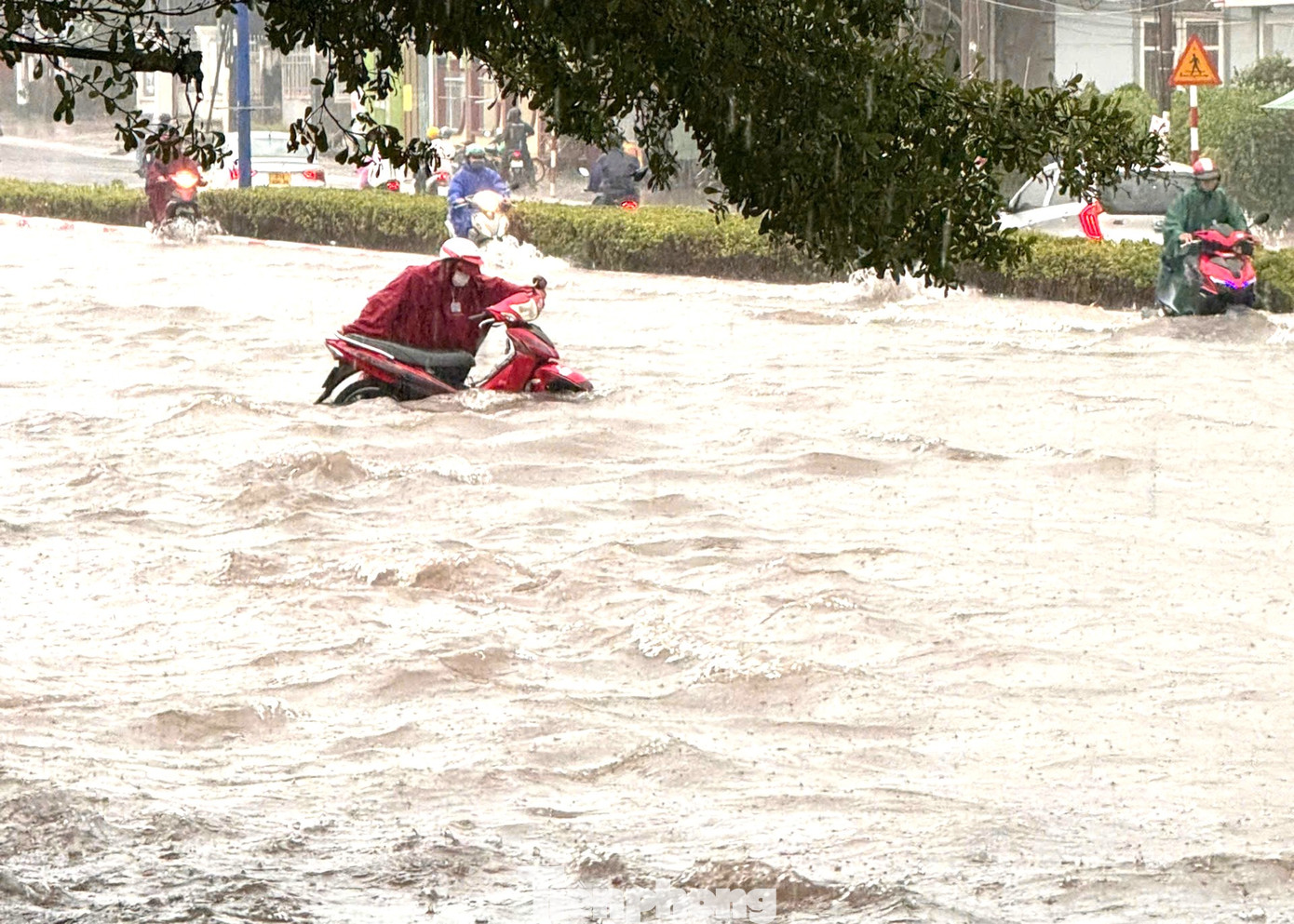 Đường ĐT.746 bị ngập sâu