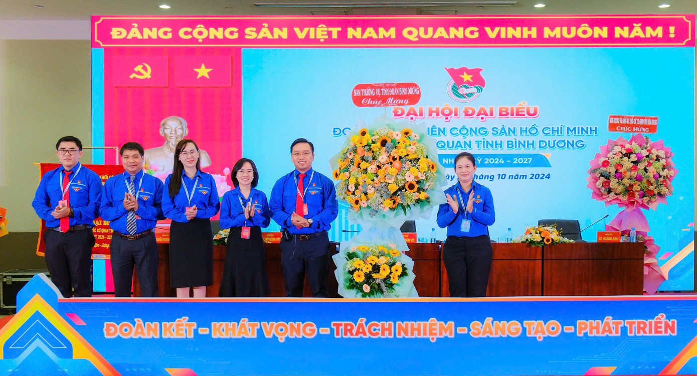 Bí thư Tỉnh Đoàn Bình Dương Trần Thị Diễm Trinh (bìa phải) tặng hoa chúc mừng đại hội. Bí thư Tỉnh Đoàn Bình Dương Trần Thị Diễm Trinh (bìa phải) tặng hoa chúc mừng đại hội.