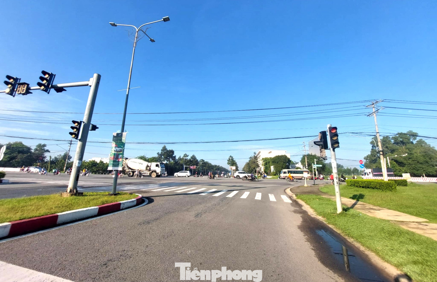 Điểm giao giữa đường NE2 với Quốc lộ 13. Điểm giao giữa đường NE2 với Quốc lộ 13.