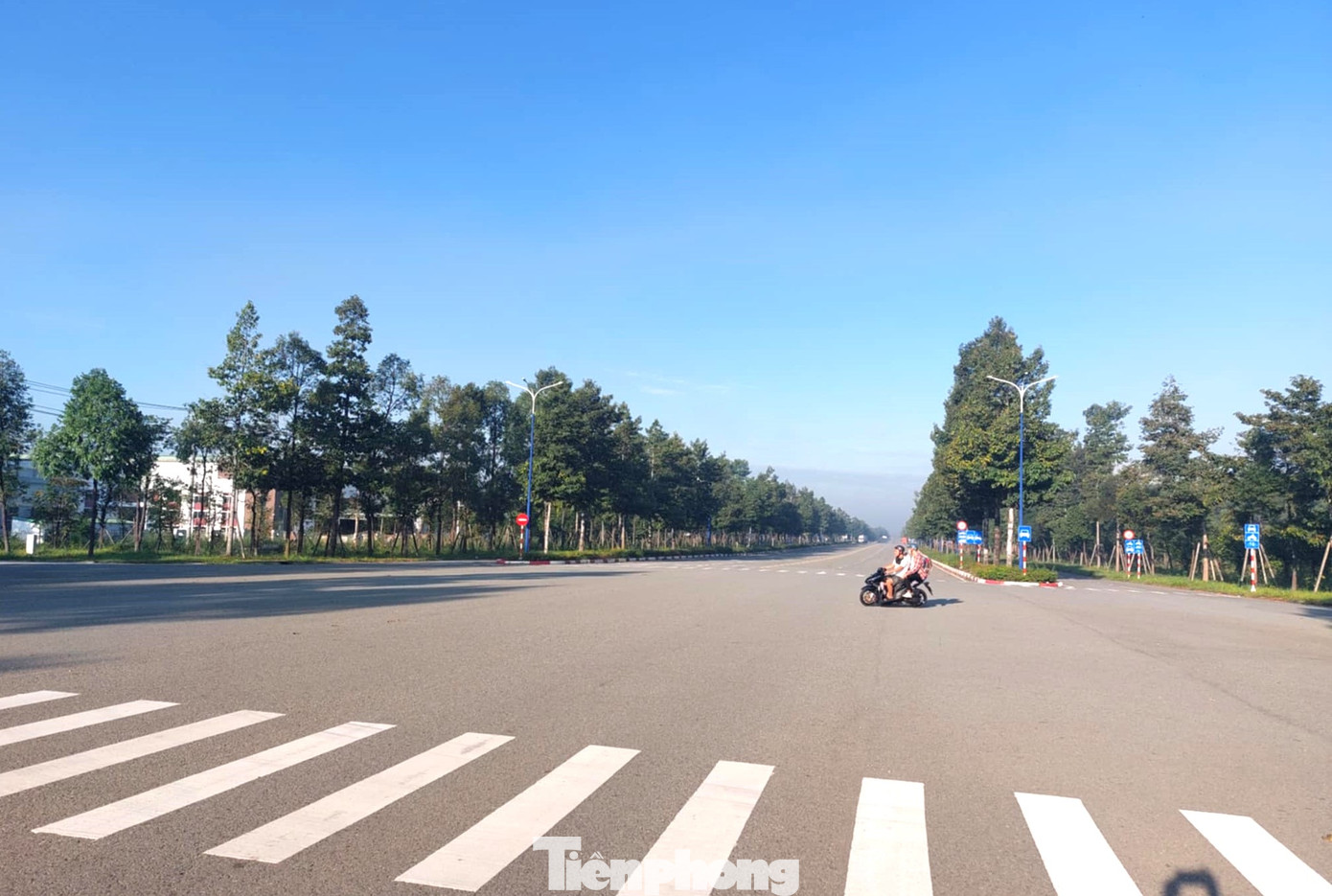 Dự án đường Vành đai 4 TPHCM đoạn qua Bình Dương dài hơn 47km với tổng mức đầu tư 18.993 tỷ đồng. Trong ảnh là đường NE2 tại TP Bến Cát (tỉnh Bình Dương) được chọn là một đoạn của tuyến đường Vành đai 4 TPHCM. Đoạn còn lại sẽ xây dựng mới theo quy chuẩn chung với các tỉnh. Dự án đường Vành đai 4 TPHCM đoạn qua Bình Dương dài hơn 47km với tổng mức đầu tư 18.993 tỷ đồng. Trong ảnh là đường NE2 tại TP Bến Cát (tỉnh Bình Dương) được chọn là một đoạn của tuyến đường Vành đai 4 TPHCM. Đoạn còn lại sẽ xây dựng mới theo quy chuẩn chung với các tỉnh.