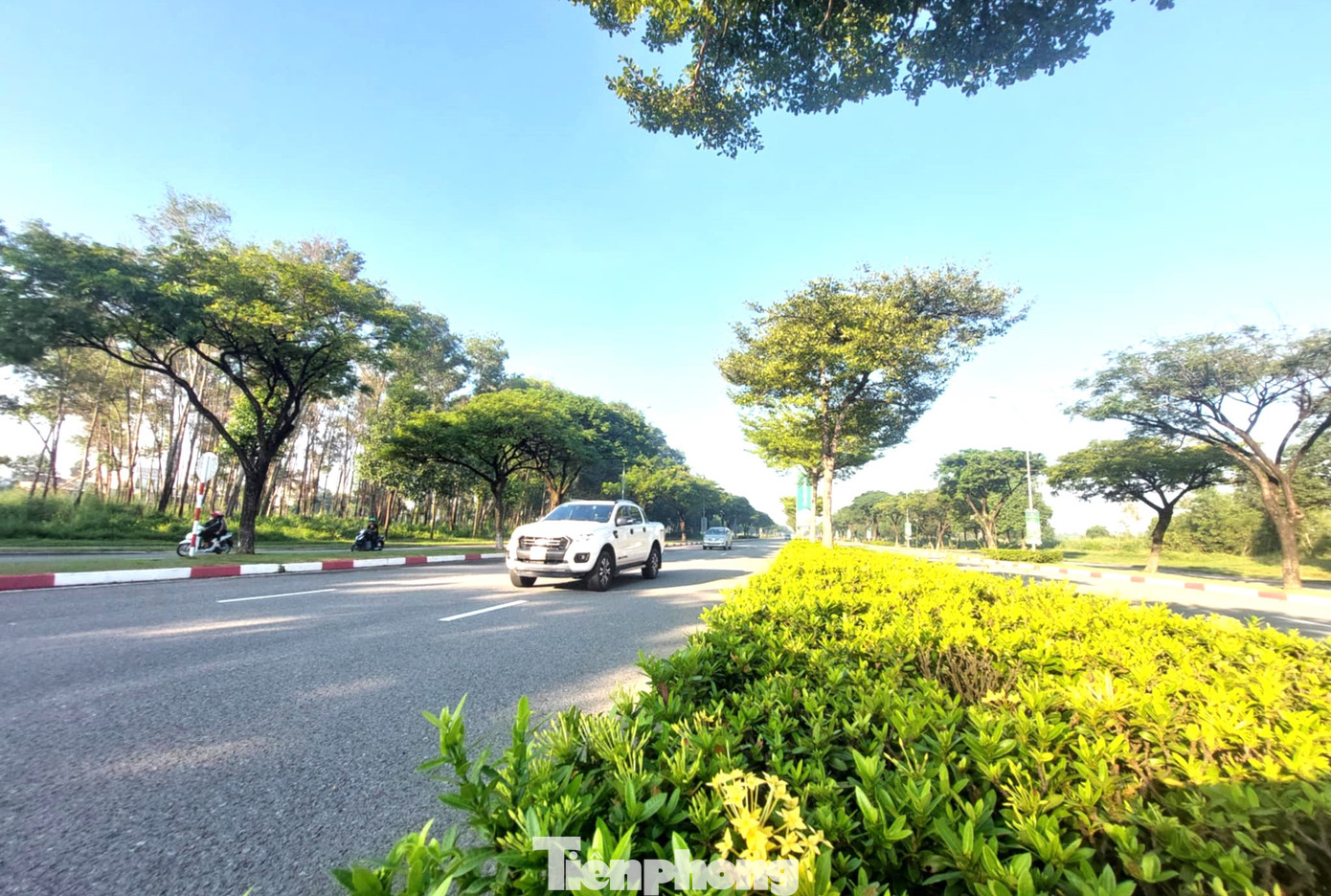 Mới đây, Thứ trưởng Bộ GTVT Lê Anh Tuấn đã có buổi làm việc với lãnh đạo UBND các tỉnh Bình Dương, Đồng Nai, Bà Rịa - Vũng Tàu, Long An và TPHCM về thực hiện các thủ tục triển khai dự án đường Vành đai 4 TPHCM. Tại cuộc họp này, các địa phương bày tỏ lo ngại về phương án tài chính chưa đồng bộ (thông số đầu vào chưa đồng bộ với dự án thành phần của các địa phương khác) khi Bình Dương lấy tuyến đường hiện hữu làm một đoạn của đường Vành đai 4 TPHCM. Mới đây, Thứ trưởng Bộ GTVT Lê Anh Tuấn đã có buổi làm việc với lãnh đạo UBND các tỉnh Bình Dương, Đồng Nai, Bà Rịa - Vũng Tàu, Long An và TPHCM về thực hiện các thủ tục triển khai dự án đường Vành đai 4 TPHCM. Tại cuộc họp này, các địa phương bày tỏ lo ngại về phương án tài chính chưa đồng bộ (thông số đầu vào chưa đồng bộ với dự án thành phần của các địa phương khác) khi Bình Dương lấy tuyến đường hiện hữu làm một đoạn của đường Vành đai 4 TPHCM.