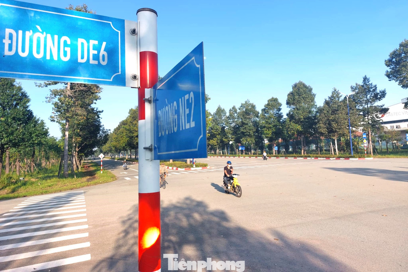 Điểm giao với đường DE6 cũng là điểm cuối của đoạn NE2. Điểm giao với đường DE6 cũng là điểm cuối của đoạn NE2.