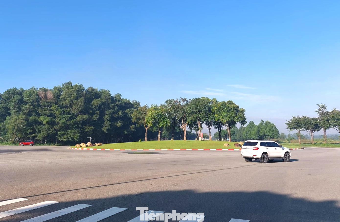 Trên đường NE2 có một vòng xoay lớn. Trên đường NE2 có một vòng xoay lớn.