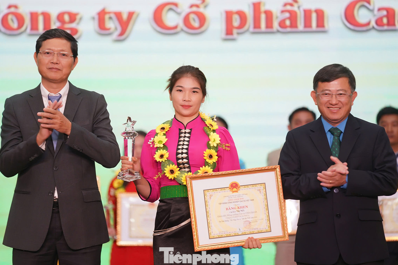 Chị Lò Thị Nết – Giám đốc Nông trường Cao su Châu Quỳnh thuộc Công ty cổ phần Cao su Sơn La nhận giải thưởng Sao Vàng Cao su.