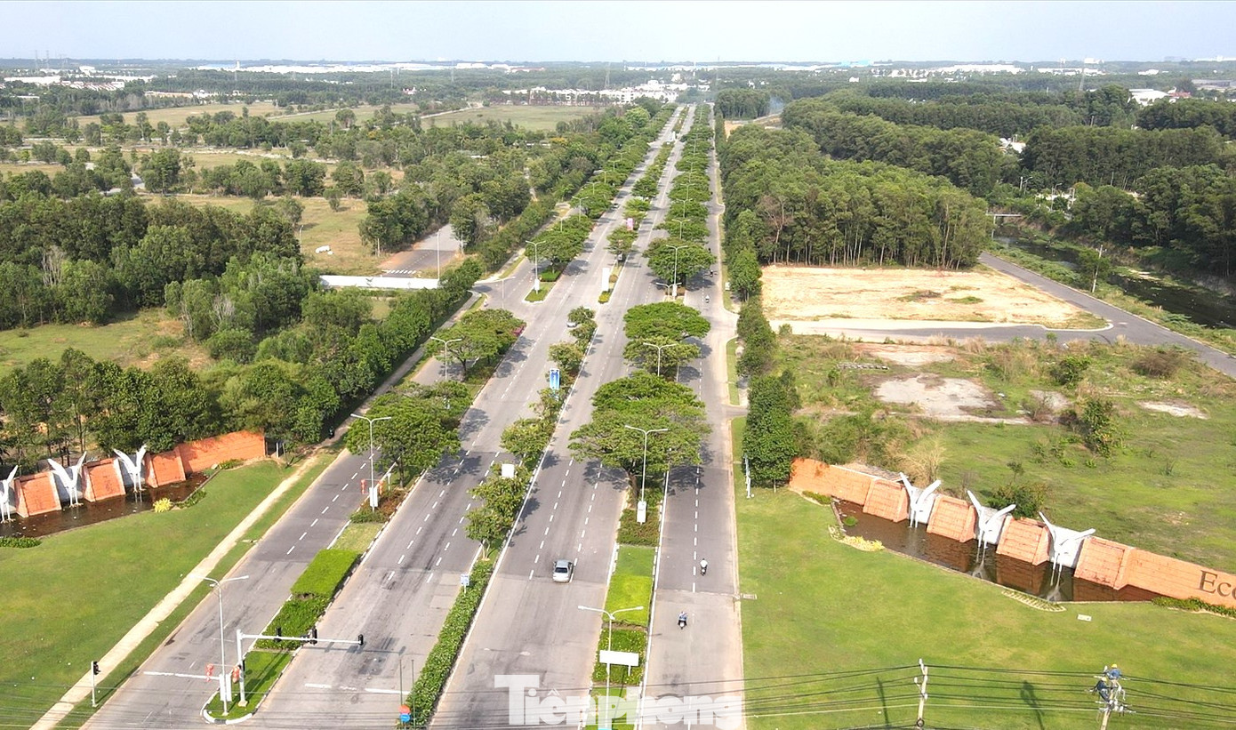 Đường NE2 với 10 làn xe được chọn làm đoạn trùng với tuyến đường Vành đai 4 TPHCM. Đường NE2 với 10 làn xe được chọn làm đoạn trùng với tuyến đường Vành đai 4 TPHCM.