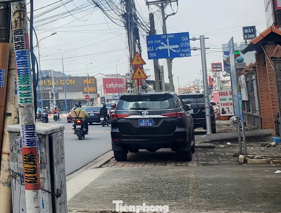 Lãnh đạo Công an tỉnh Bình Dương đến hiện trường nơi phát hiện thi thể người Lãnh đạo Công an tỉnh Bình Dương đến hiện trường nơi phát hiện thi thể người