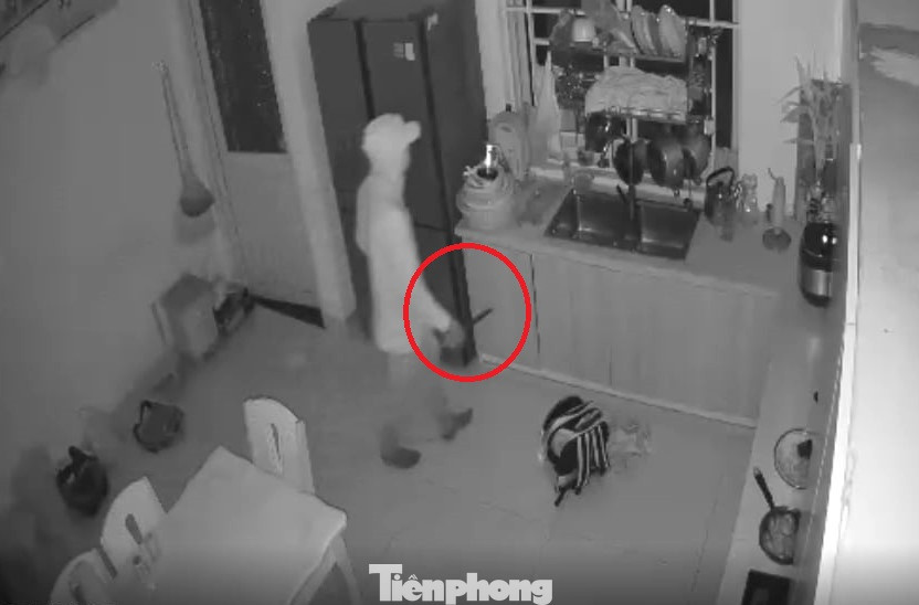 Đối tượng cầm dao lục lọi tài sản trong nhà dân Ảnh: cắt từ camera