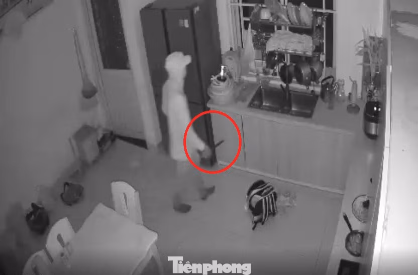 Đối tượng cầm dao lục lọi tài sản trong nhà dân Ảnh: cắt từ camera