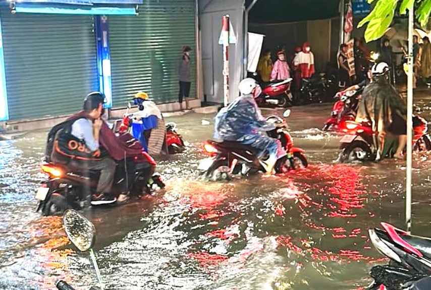 Đường Nguyễn Tri Phương (TP Dĩ An) bị ngập nặng