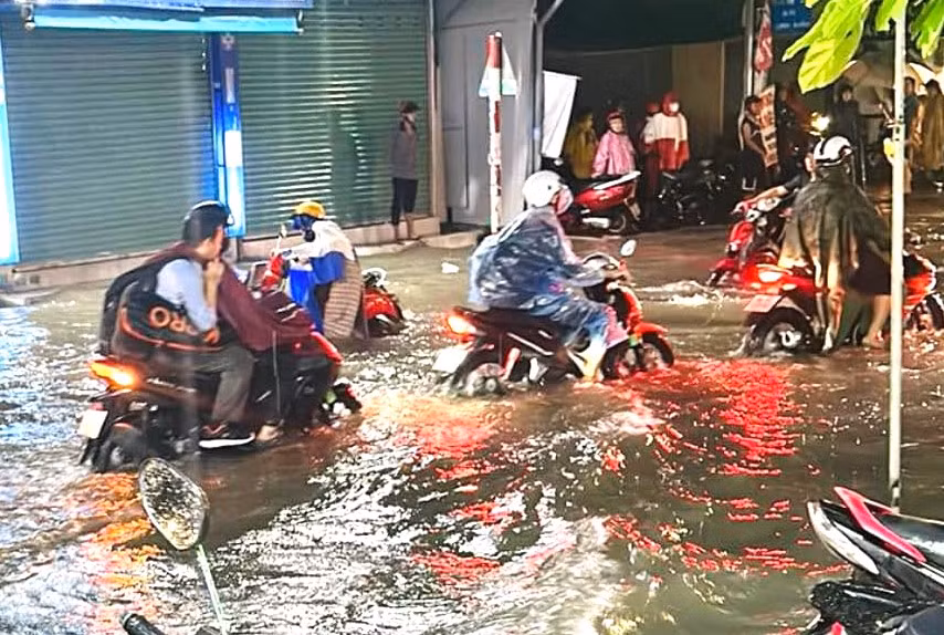 Đường Nguyễn Tri Phương (TP Dĩ An) bị ngập nặng