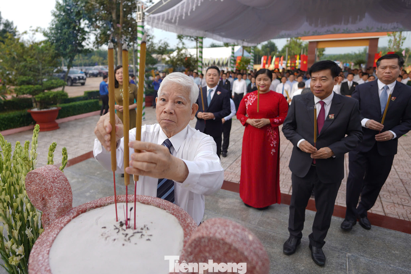 Nguyên Chủ tịch nước Nguyễn Minh Triết cùng các đại biểu dâng hương tại tượng đài Phú Riềng Đỏ
