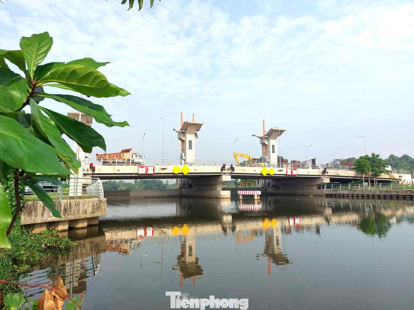 Công trình ngăn thủy triều bên sông Sài Gòn tại thành phố Thuận An (Bình Dương) Công trình ngăn thủy triều bên sông Sài Gòn tại thành phố Thuận An (Bình Dương)