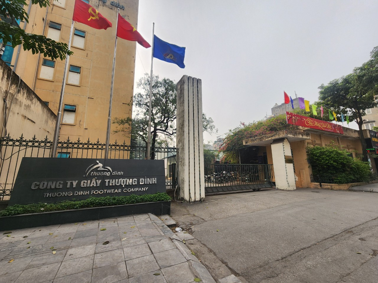 Bên cạnh các nhà máy trên, khu vực này còn có các nhà máy lớn như nhà máy Bóng đèn Rạng Đông, công ty giày Thượng Đình. Khu đất của Công ty Giầy Thượng Đình tại địa chỉ 277 Nguyễn Trãi có diện tích 36.105m2, nằm gần đường Vành Đai 3.