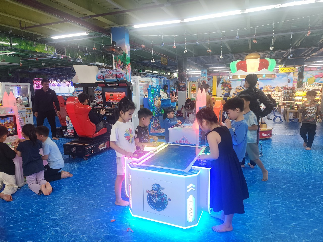 Tại khu vui chơi trẻ em ở tầng 2, có hàng trăm trẻ em vui chơi.