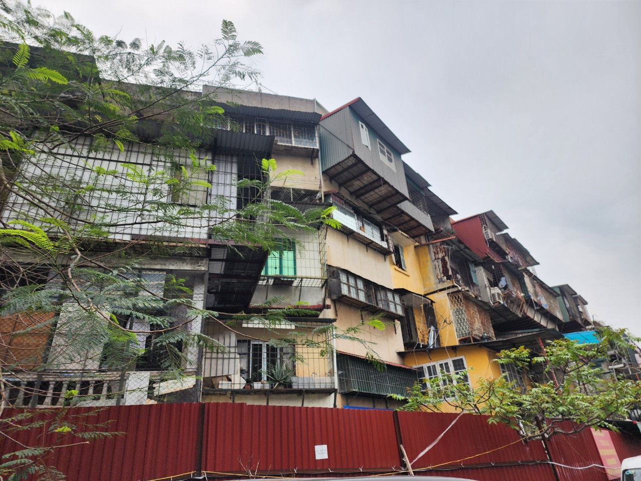 Được biết, 5 nhà tập thể này đã xuống cấp, trong đó nhà G6A được đánh giá là nguy hiểm nhất (cấp độ D), có thể sập bất cứ lúc nào. Do đó, người dân trong tòa G6A đã di dời gần hết. UBND phường Thành Công đã dựng hàng tôn quây quanh tòa nhà này. Được biết, 5 nhà tập thể này đã xuống cấp, trong đó nhà G6A được đánh giá là nguy hiểm nhất (cấp độ D), có thể sập bất cứ lúc nào. Do đó, người dân trong tòa G6A đã di dời gần hết. UBND phường Thành Công đã dựng hàng tôn quây quanh tòa nhà này.